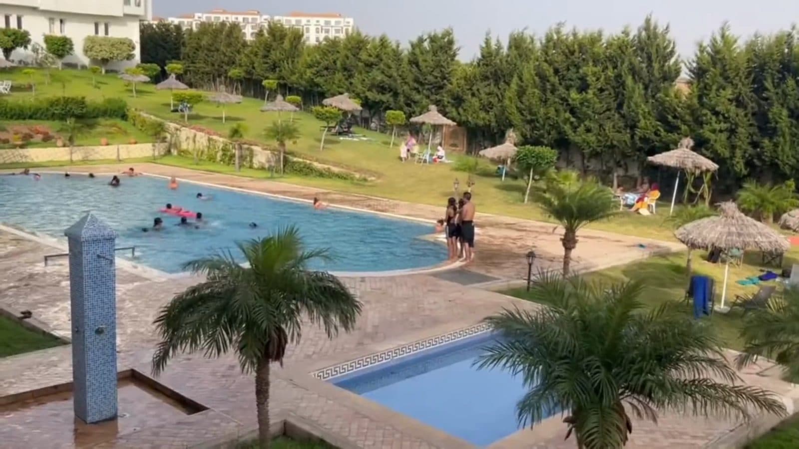 La piscine de la Résidence Del Costa et ses parasols
