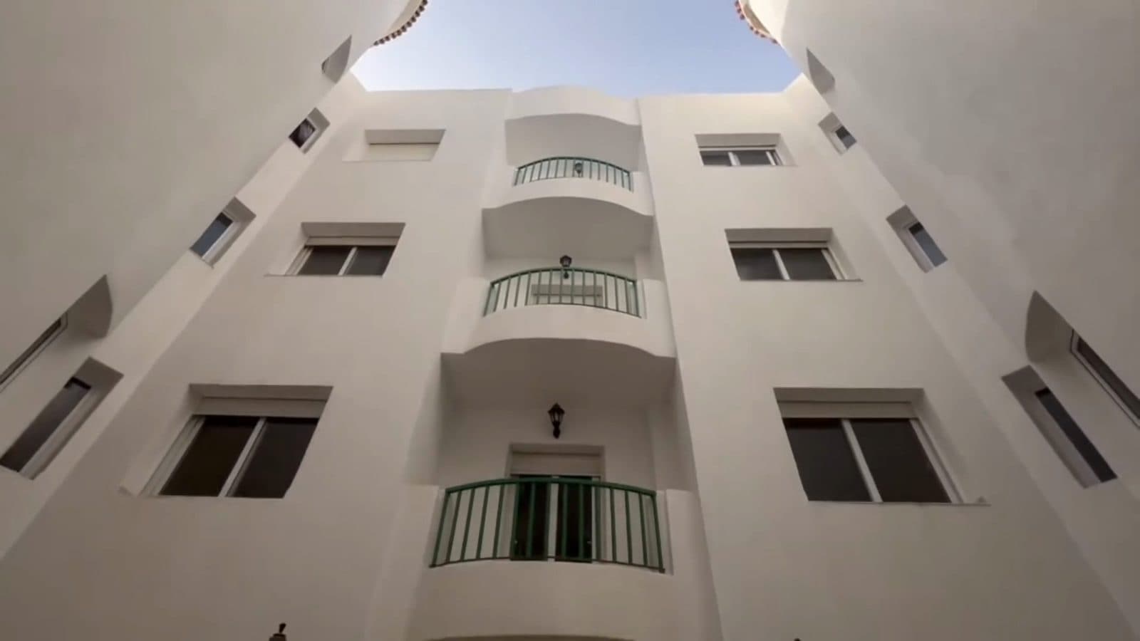 Façade blanche et balcons de la Résidence Del Costa