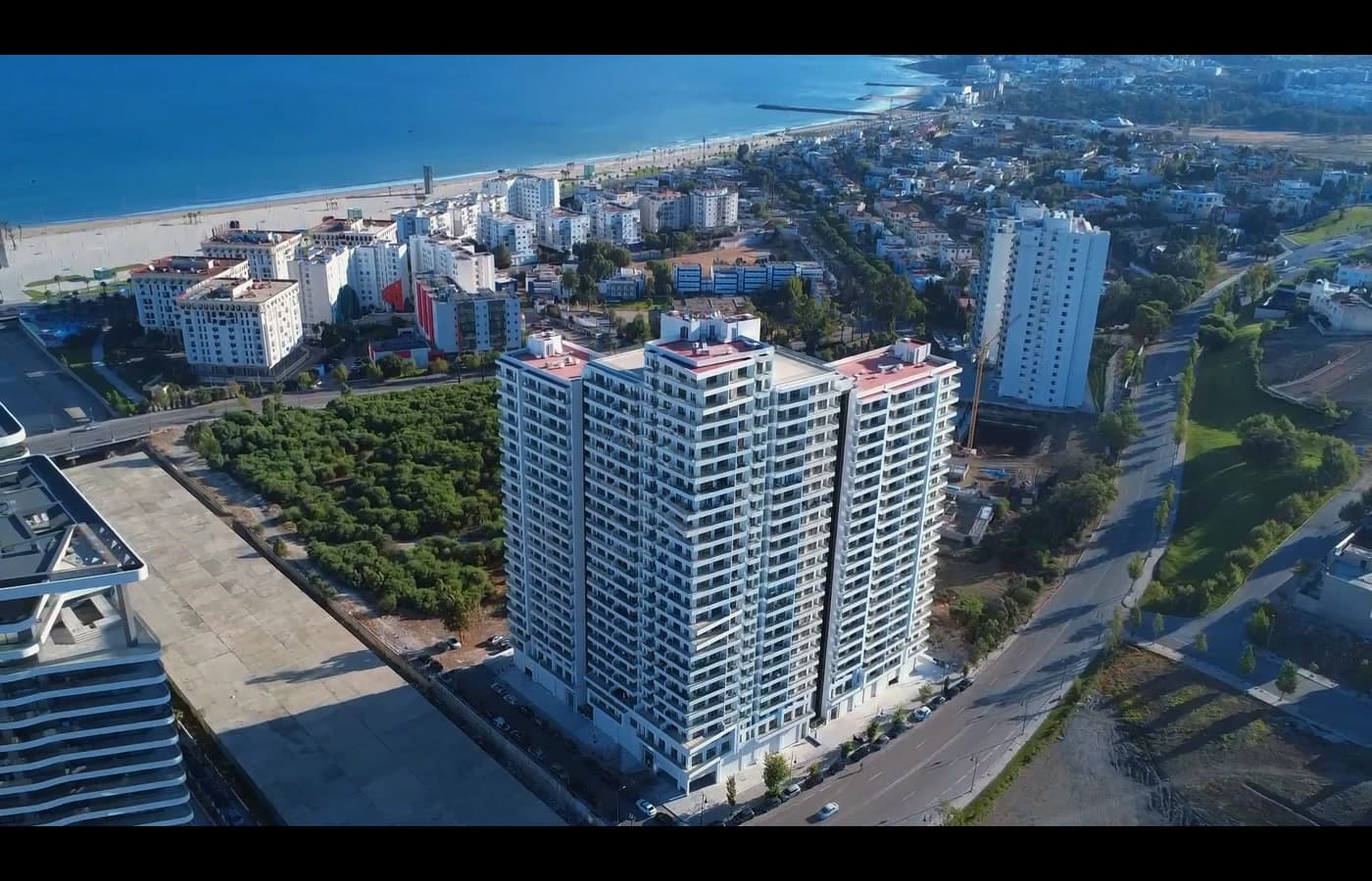 Les Triple Towers en lumière du matin, face à la baie de Tanger