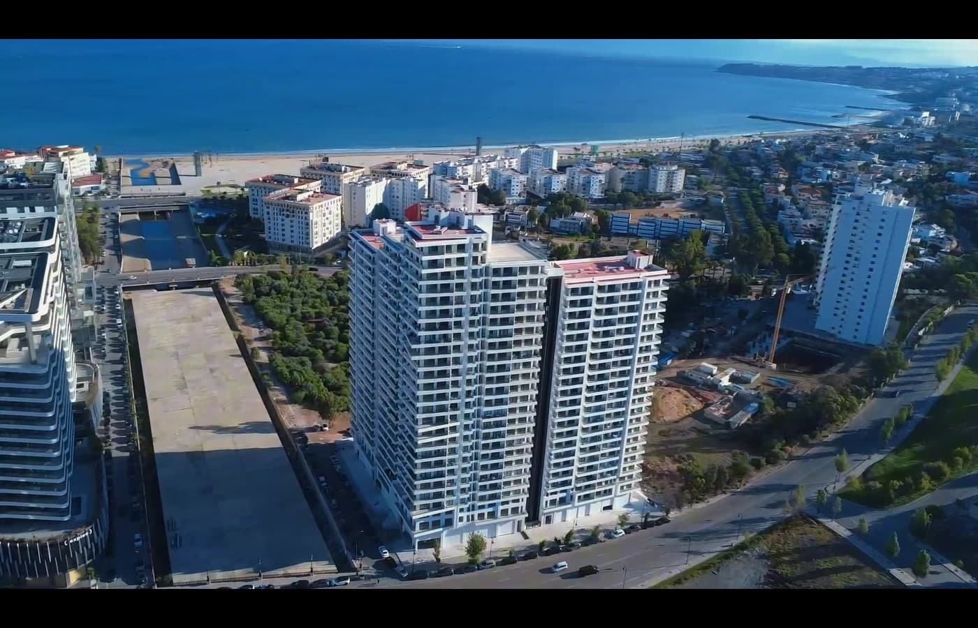 Le socle des Triple Towers et ses commerces, sur le boulevard