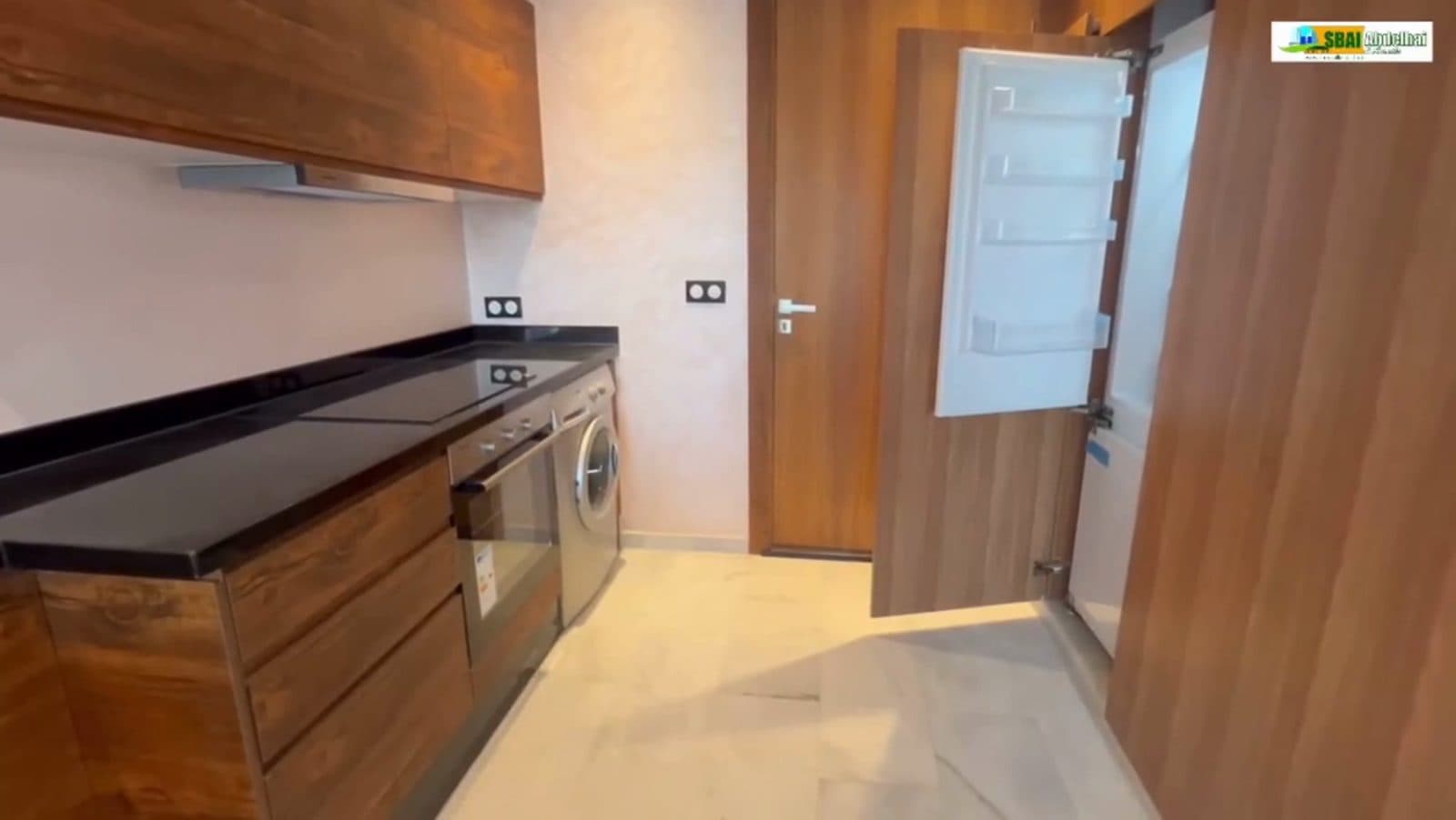 Cuisine et entrée de l'appartement témoin