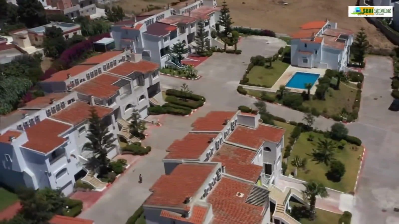 La piscine au centre du complexe des Villas de la Colline