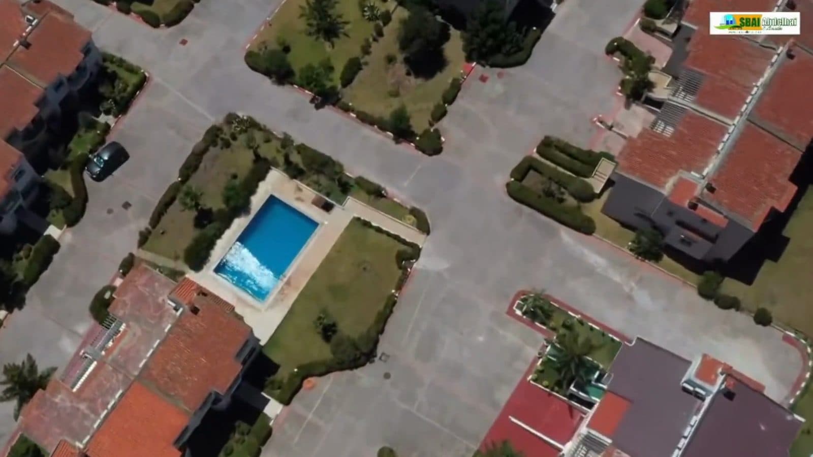 Vue aérienne sur la piscine des Villas de la Colline