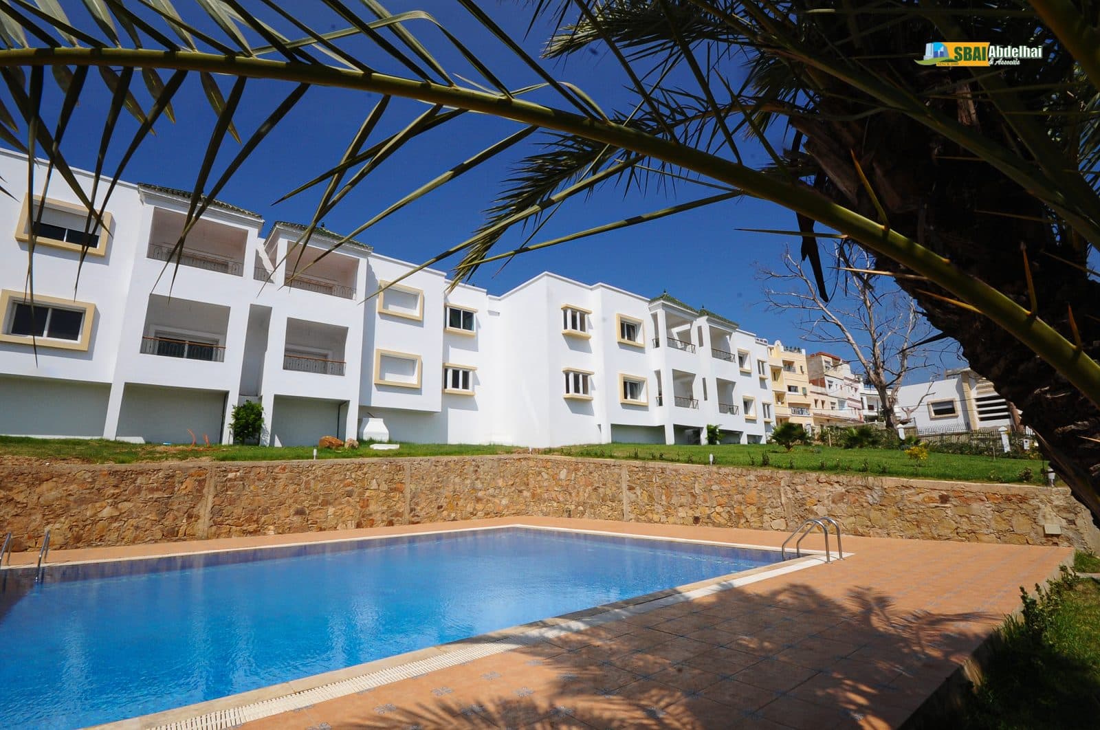 Piscine et palmiers d'une résidence SBAI Abdelhai à Tanger