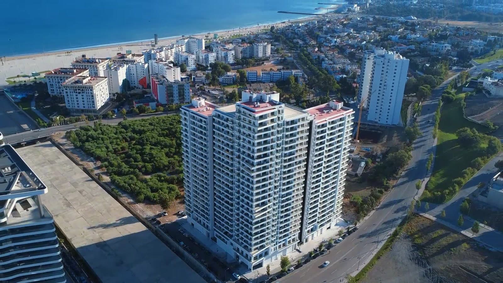 Les Triple Towers face à la baie de Tanger, vue drone