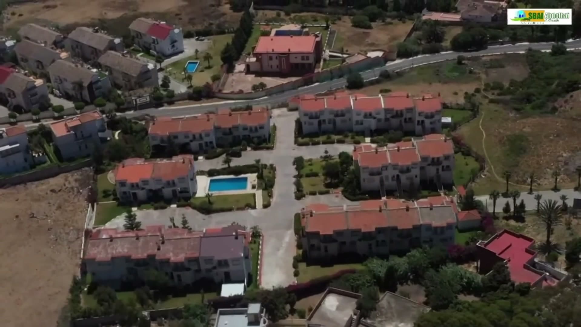 Les Villas de la Colline et leurs jardins, vue drone sur la baie de Tanger